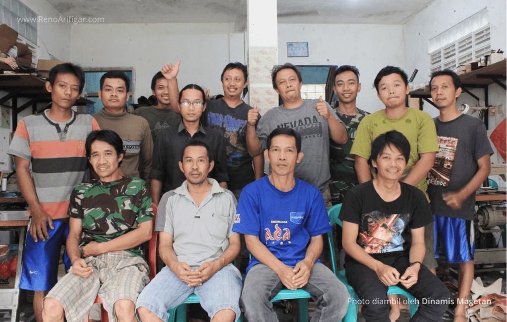 Dinamis Magetan - Foto Suwarno (Kaos Biru) Bersama Beberapa Karywannya