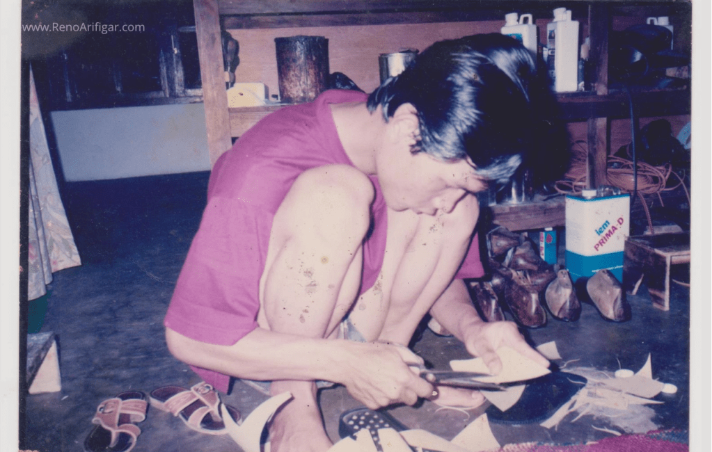 Dinamis Magetan - Suwarno Membuat Sepatu Kulit